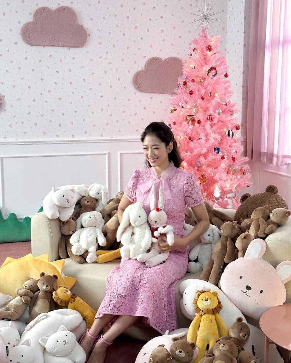 inspirasi outfit Natal ala Park Shin Hye (instagram.com/ssinz7)