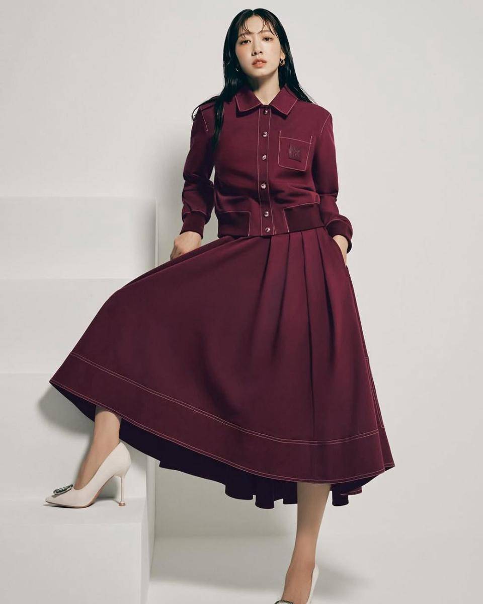 inspirasi outfit Natal ala Park Shin Hye (instagram.com/ssinz7)