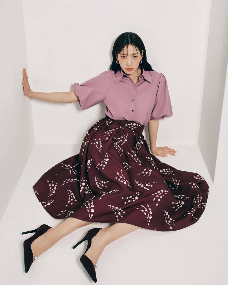 inspirasi outfit Natal ala Park Shin Hye (instagram.com/ssinz7)
