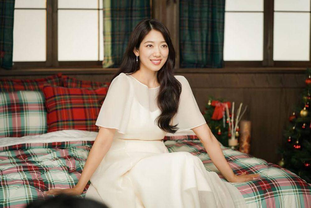 inspirasi outfit Natal ala Park Shin Hye (instagram.com/ssinz7)