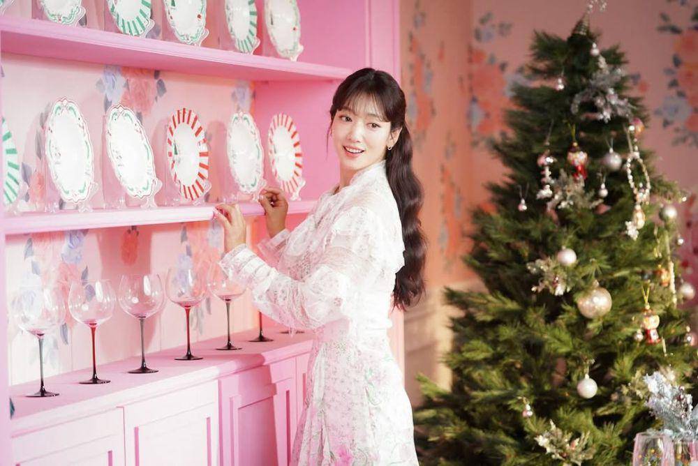 inspirasi outfit Natal ala Park Shin Hye (instagram.com/ssinz7)