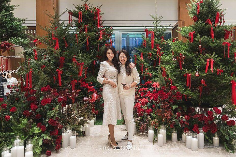 inspirasi outfit Natal ala Park Shin Hye (instagram.com/ssinz7)
