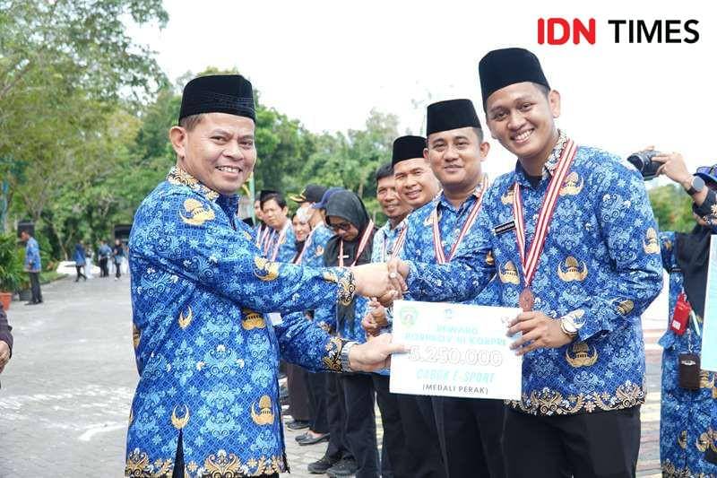 Sekda PPU, H. Tohar memberikan piagam penghargaan ke anggota Korpri berprestasi (IDN Times/Ervan)