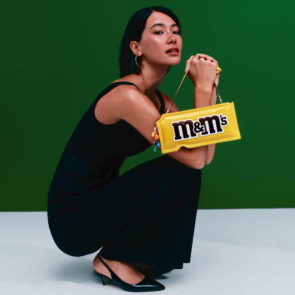 Kate Spade dan M&M'S Rilis Tas Permen yang Super Lucu, Tertarik Beli?