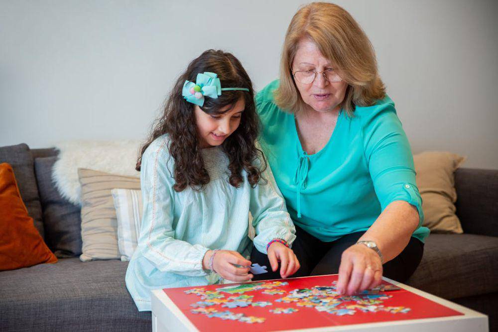 ilustrasi bermain puzzle bersama nenek (pexels.com/Kampus Production)