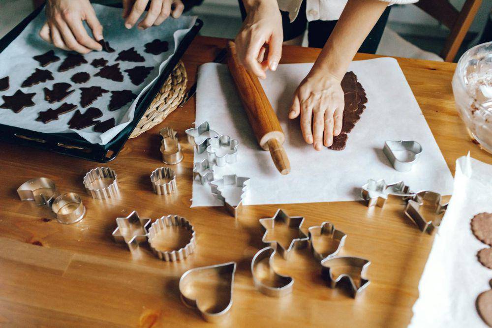 ilustrasi membuat cookies natal (pexels.com/@roman-odintsov)