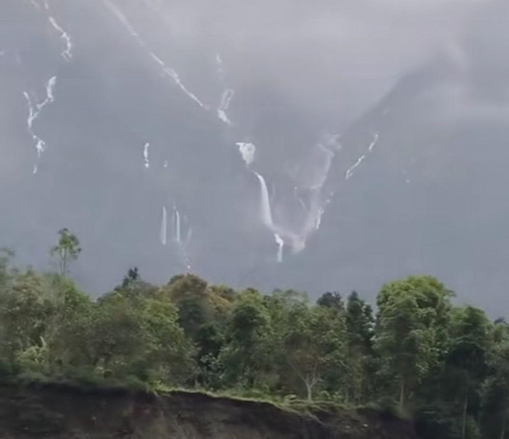 Viral Air Terjun di Lereng Gunung Agung