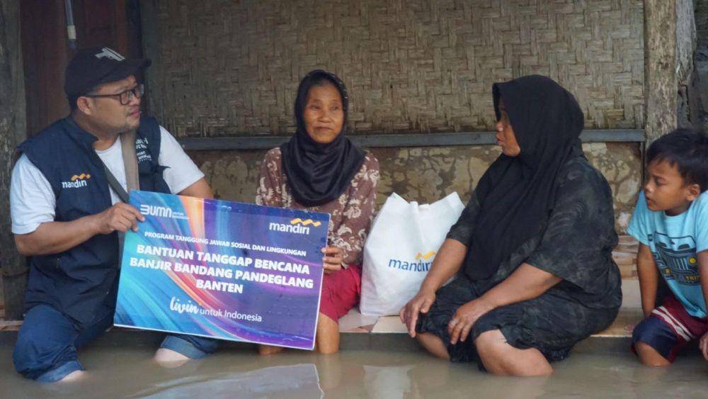 Bank Mandiri merespons tanggap bencana banjir menyalurkan bantuan paket makanan dan paket sosial kebutuhan dapur umum. (Dok. Mandiri)