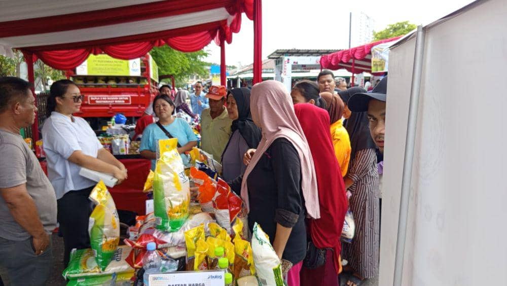 Pasar murah di Pasar Kebun Sayur, Balikpapan. (IDN Times/Erik Alfian)