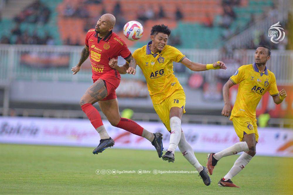 Pemain Persija Gustavo (jersey oranye) mencetak gol bagi Persija. (DOK. PT LIB)