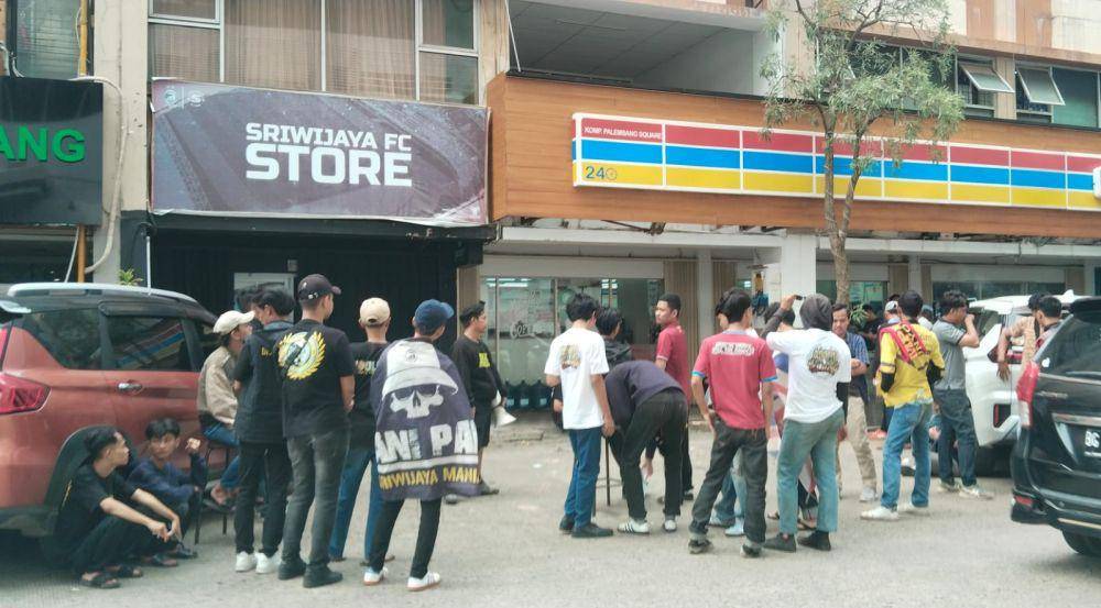 Suporter Sriwijaya FC datang ke seketariat manajemen (IDN Times/Feny Maulia Agustin)