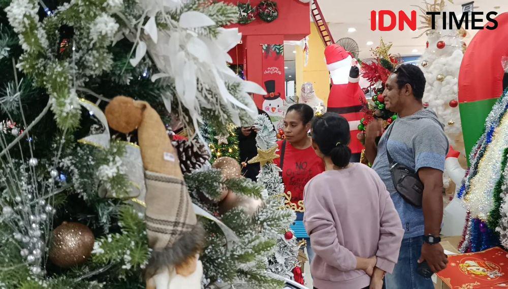 Geliat Pernak-Pernik Natal di Pasar Atom Surabaya