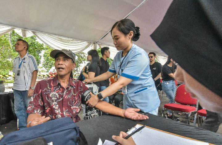 Warga Surabaya saat ikuti pengobatan gratis peringatan Natal 2024. (Dok. Diskominfo Kota Surabaya).