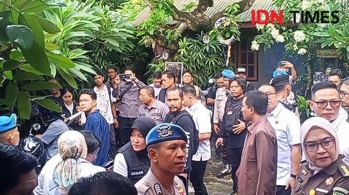Rekonstruksi kasus pelecehan seksual pria tanpa tangan di Homestay Nang's Kota Mataram, Rabu (11/12/2024). (IDN Times/Muhammad Nasir)