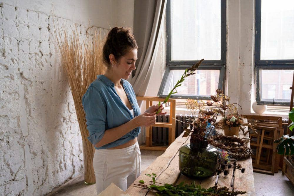 Ilustrasi wanita merangkai bunga (freepik.com/freepik)