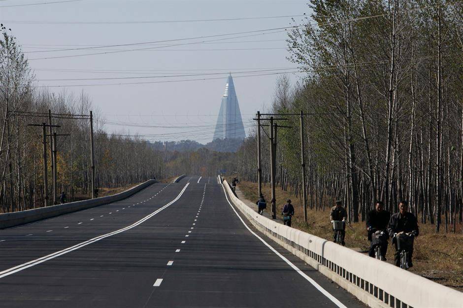 Hotel Ryugyong jika dilihat dari kejauhan. (loveexploring.com/Karlina Valeiko)
