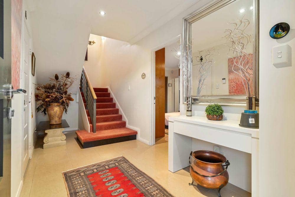 inspirasi dekorasi tampilan entryway (unsplash.com/Alex Tyson)