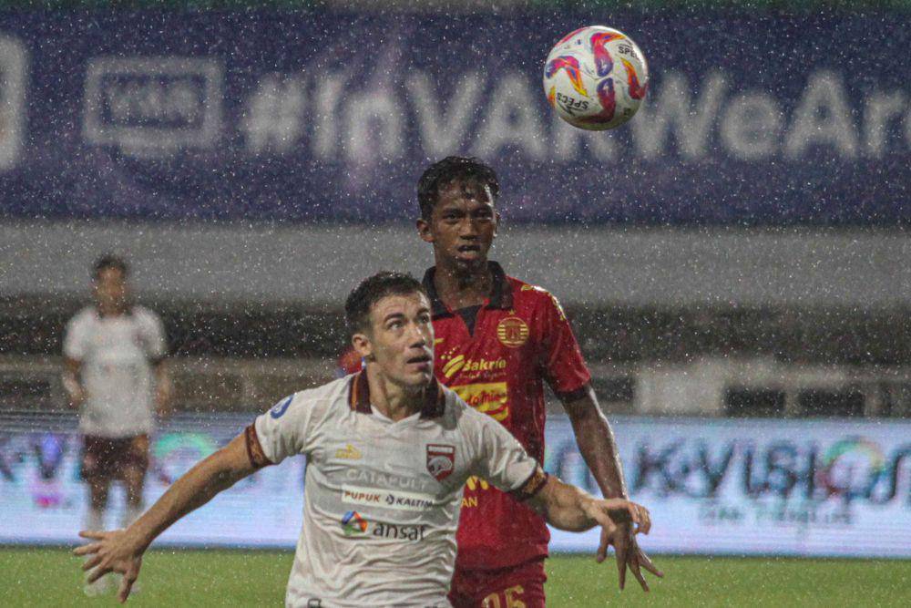 Pesepak bola Persija Jakarta Aditya Warman (kanan) mengawal pergerakan pesepak bola Borneo FC Samarinda Ezequiel Peralta (kiri) dalam lanjutan BRI Liga 1 di Stadion Pakansari, Kabupaten Bogor, Jawa Barat, Selasa (10/12/2024). (ANTARA FOTO/Yulius Satria Wijaya)
