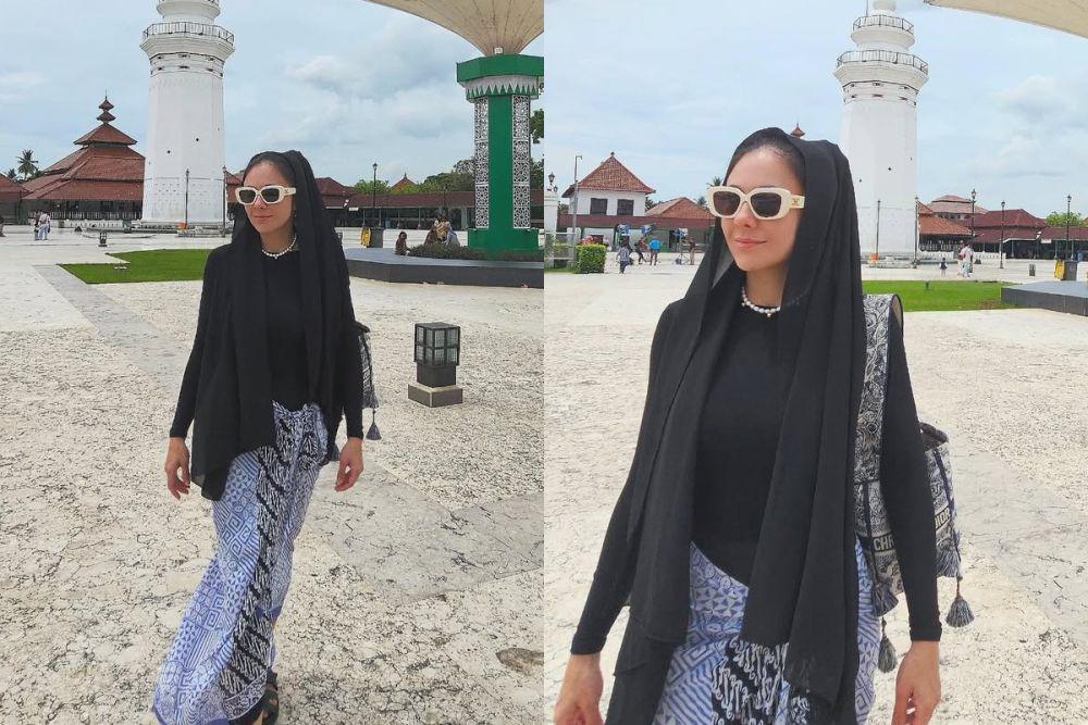 7 Potret Wulan Guritno di Masjid Agung Banten, Tampil Berbeda!