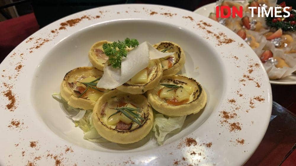 Potret quiche lorraine untuk menu makan malam Hari Natal dan Tahun Baru di The Southern Hotel Surabaya (IDN Times/Fasrinisyah Suryaningtyas)