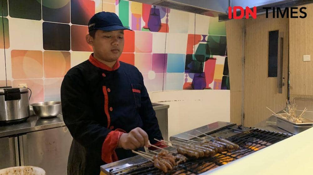 Potret sate ayam sebagai menu makan malam Hari Natal dan Tahun Baru di The Southern Hotel Surabaya (IDN Times/Fasrinisyah Suryaningtyas)