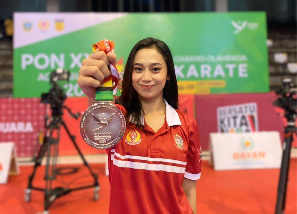 Atlet Cabor Karate Makassar Nur Rizka Fauziah saat meraih mendali di PON XXI Aceh-Sumut 2024 / Dok Pribadi : Nur Rizka Fauziah