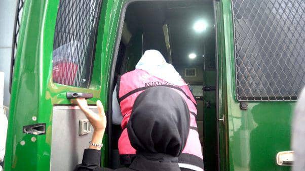 Tersangka RAH saat masuk ke mobil tahanan Kejati Sulsel / Istimewa