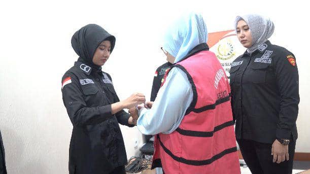 Penyidik Pidsus Kejati Sulsel saat memborgol tangan tersangka RAH / Istimewa