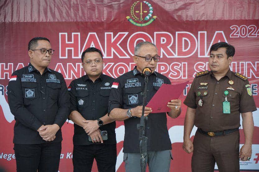 Asisten Tindak Pidana Khusus (Aspidsus) Kejati Sulsel, Jabal Nur (pegang map) / Istimewa