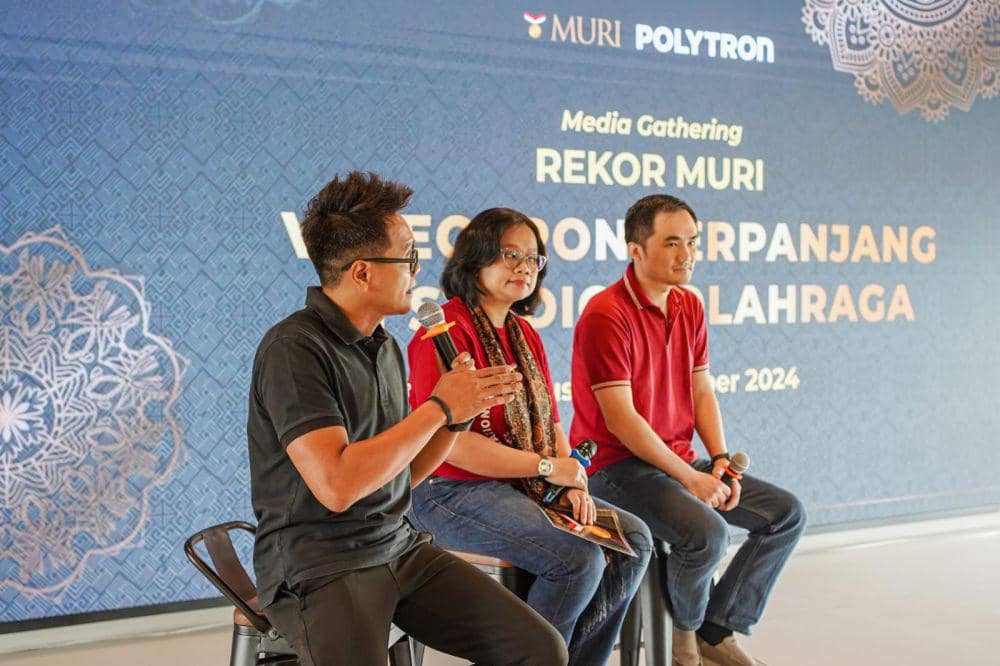Bambang Athung, Head of Product PT Hartono Istana Teknologi (Polytron) bersama perwakilan MURI saat opening peresmian videotron terpanjang di Kudus. (IDN Times/Dok Humas Polytron)