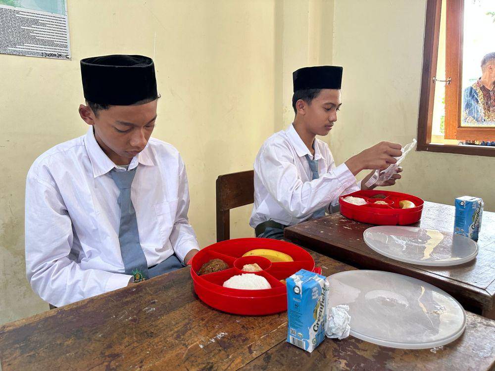 Makan bergizi gratis santri di Bogor.