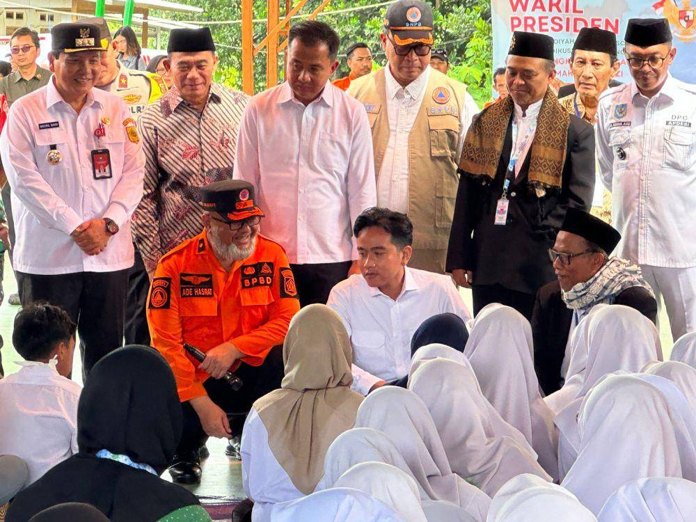 Wapres Gibran sapa santri Ponpes Muhammadiyah Boarding School di Kabupaten Bogor, Jawa Barat, Rabu (11/12/2024).