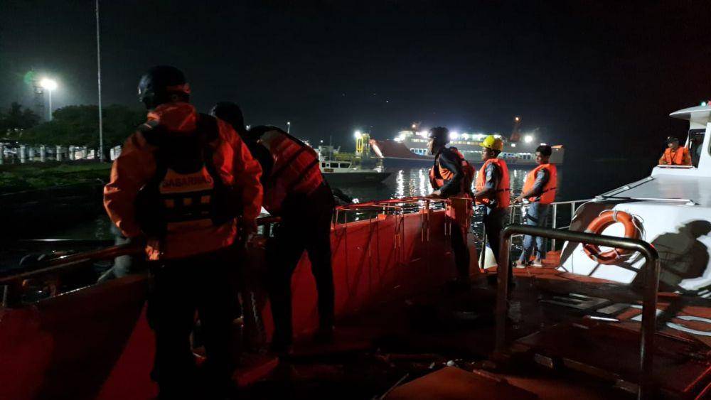 Proses evakuasi korban ke Pelabuhan Lembar Lombok Barat. (dok. SAR Mataram)