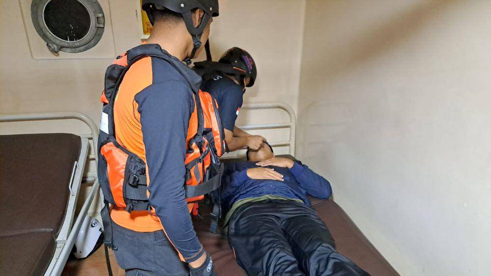 Proses evakuasi korban oleh Tim SAR. (dok. SAR Mataram)