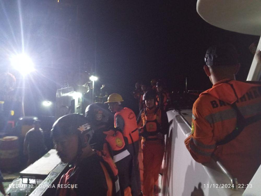 Kru Kapal Mahameru 3 Dievakuasi dari Tengah Laut Utara Gili Trawangan