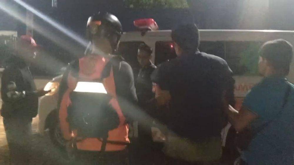 Proses evakuasi korban ke KKP Lembar. (dok. SAR Mataram)