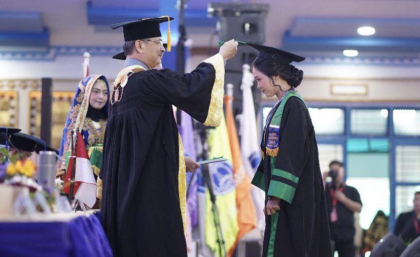 Rektor Universitas Medan Area mengukuhkan dan melantik Wisudawan - Wisudawati Program Sarjana, Magister, dan Doktor pada Wisuda Periode II tahun 2024 (Dok. Istimewa)