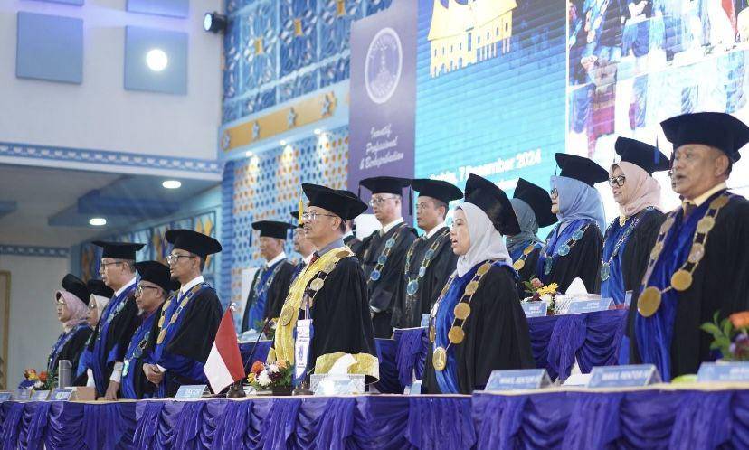 Rektor Universitas Medan Area mengukuhkan dan melantik Wisudawan - Wisudawati Program Sarjana, Magister, dan Doktor pada Wisuda Periode II tahun 2024 (Dok. Istimewa)