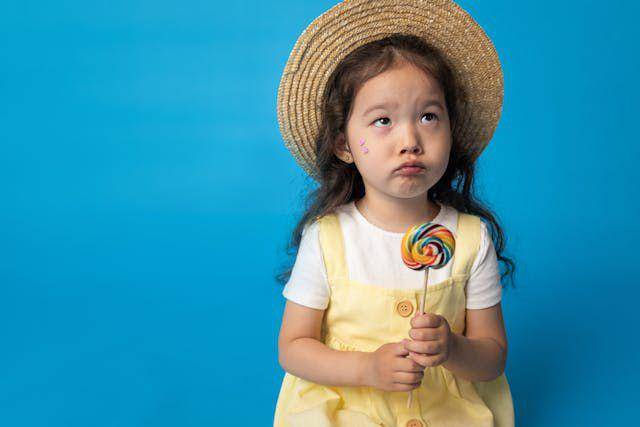 ilustrasi makan lolipop (pexels.com/cottonbro studio)