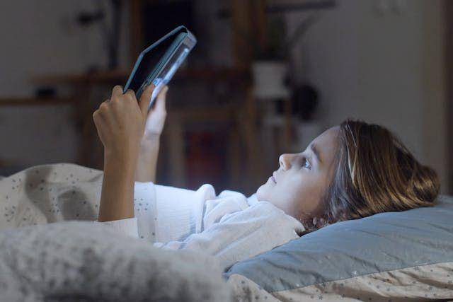 ilustrasi anak bermain gadget (pexels.com/Kampus Production)