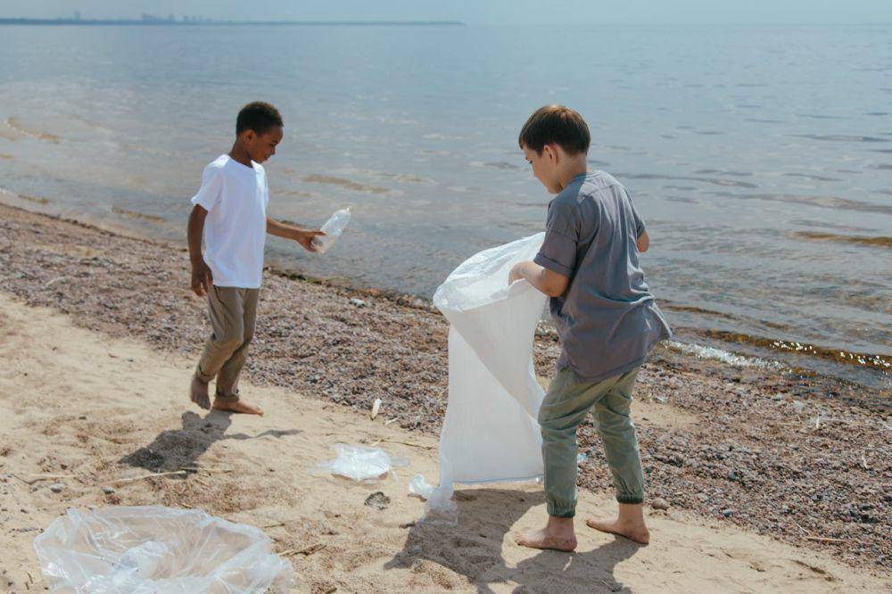ilustrasi mengumpulkan sampah di sekitar pantai (pexels.com/Ron Lanch)