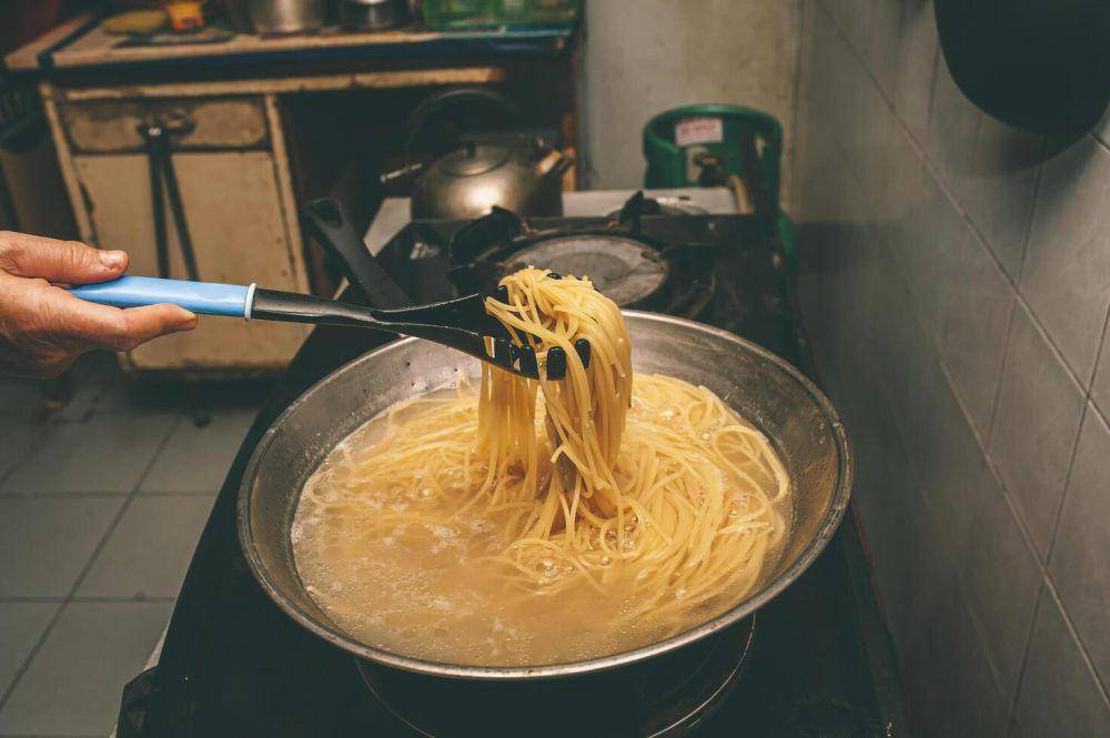 ilustrasi membuat aglio olio Culinary Class Wars (vecteezy.com/kuarmungadd3236)
