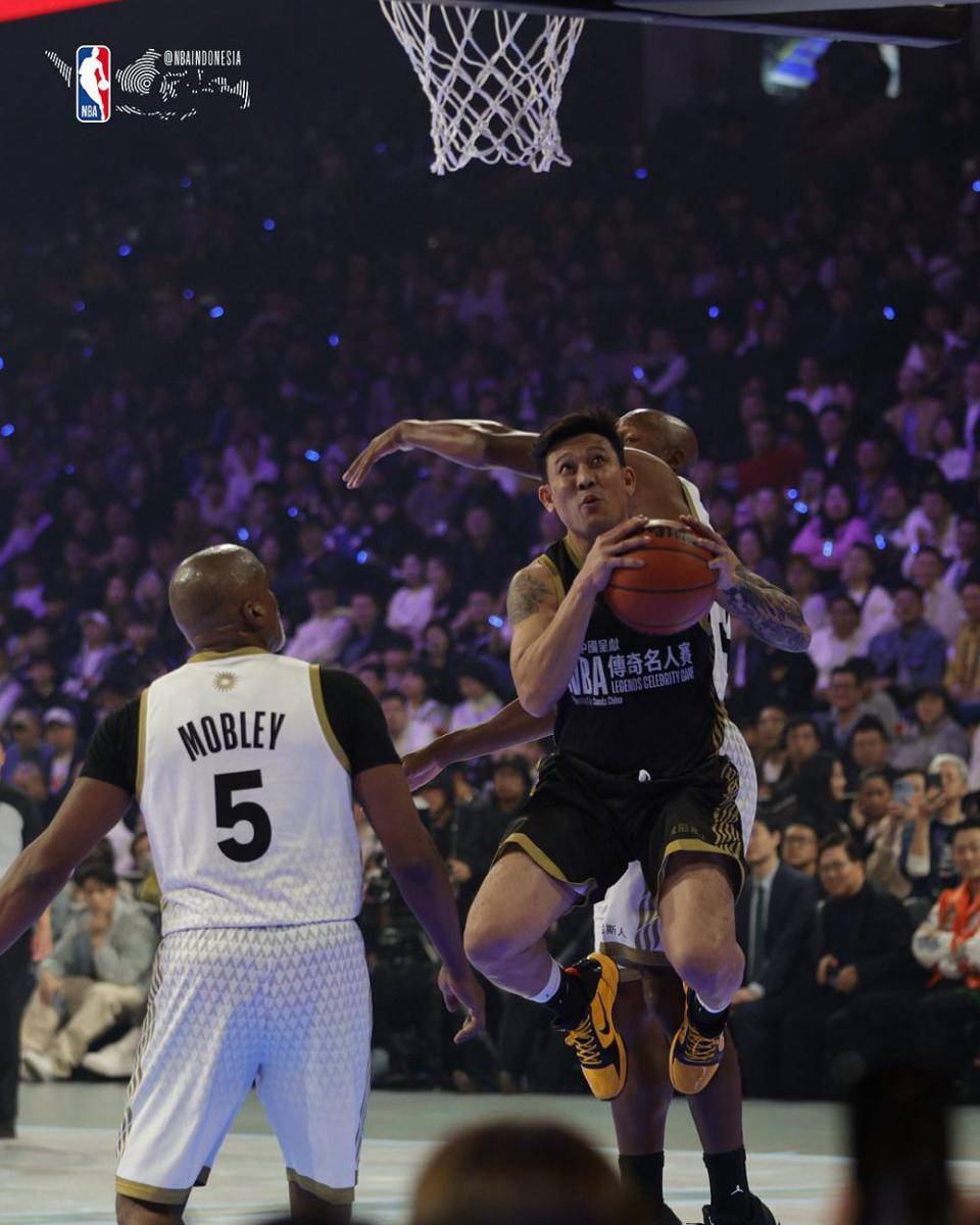 Denny Sumargo main basket dengan legenda NBA (instagram.com/nbaindonesia)
