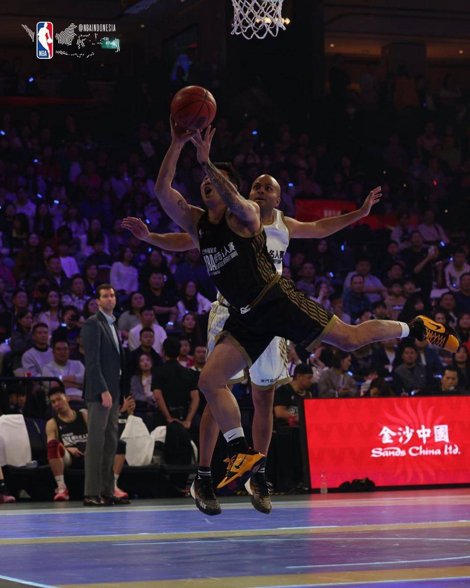 Denny Sumargo main basket dengan legenda NBA (instagram.com/nbaindonesia)