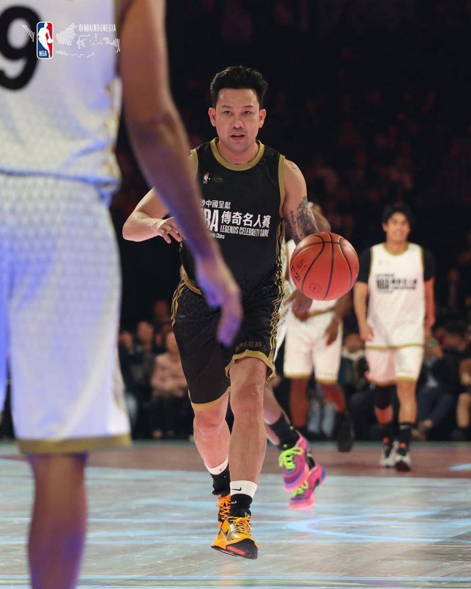Denny Sumargo main basket dengan legenda NBA (instagram.com/nbaindonesia)