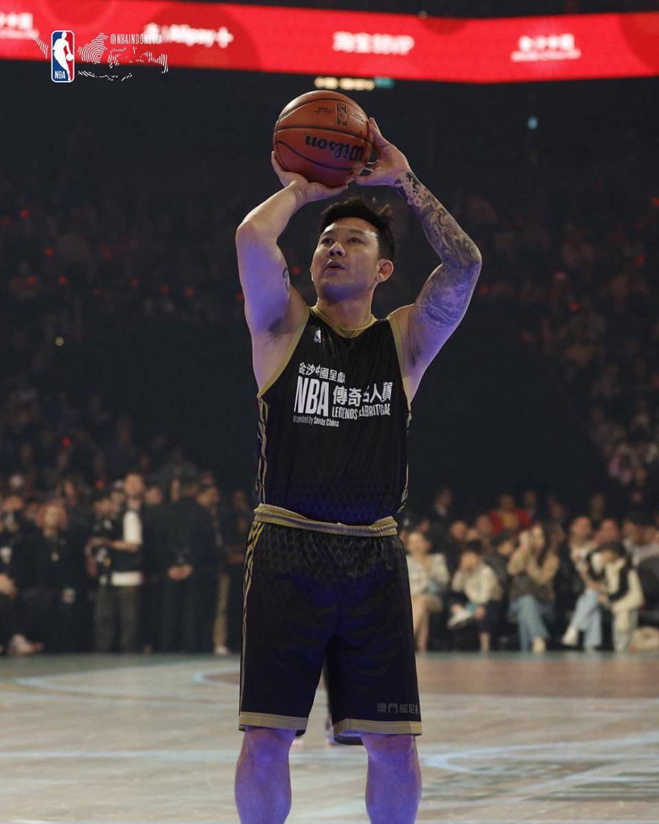 Denny Sumargo main basket dengan legenda NBA (instagram.com/nbaindonesia)