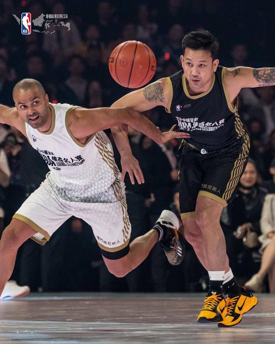 Denny Sumargo main basket dengan legenda NBA (instagram.com/nbaindonesia)