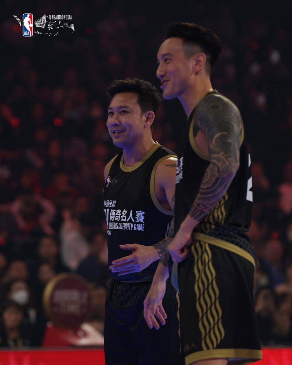 Denny Sumargo main basket dengan legenda NBA (instagram.com/nbaindonesia)