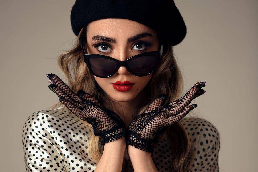 ilustrasi kacamata cat eye (unsplash.com/Raamin Ka)