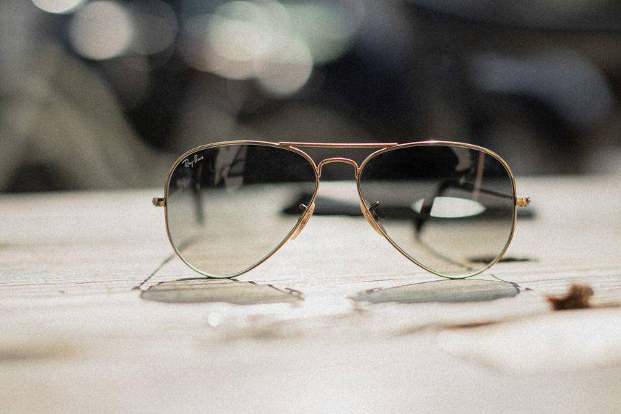 ilustrasi kacamata frameless (unsplash.com/Daniel Schludi)